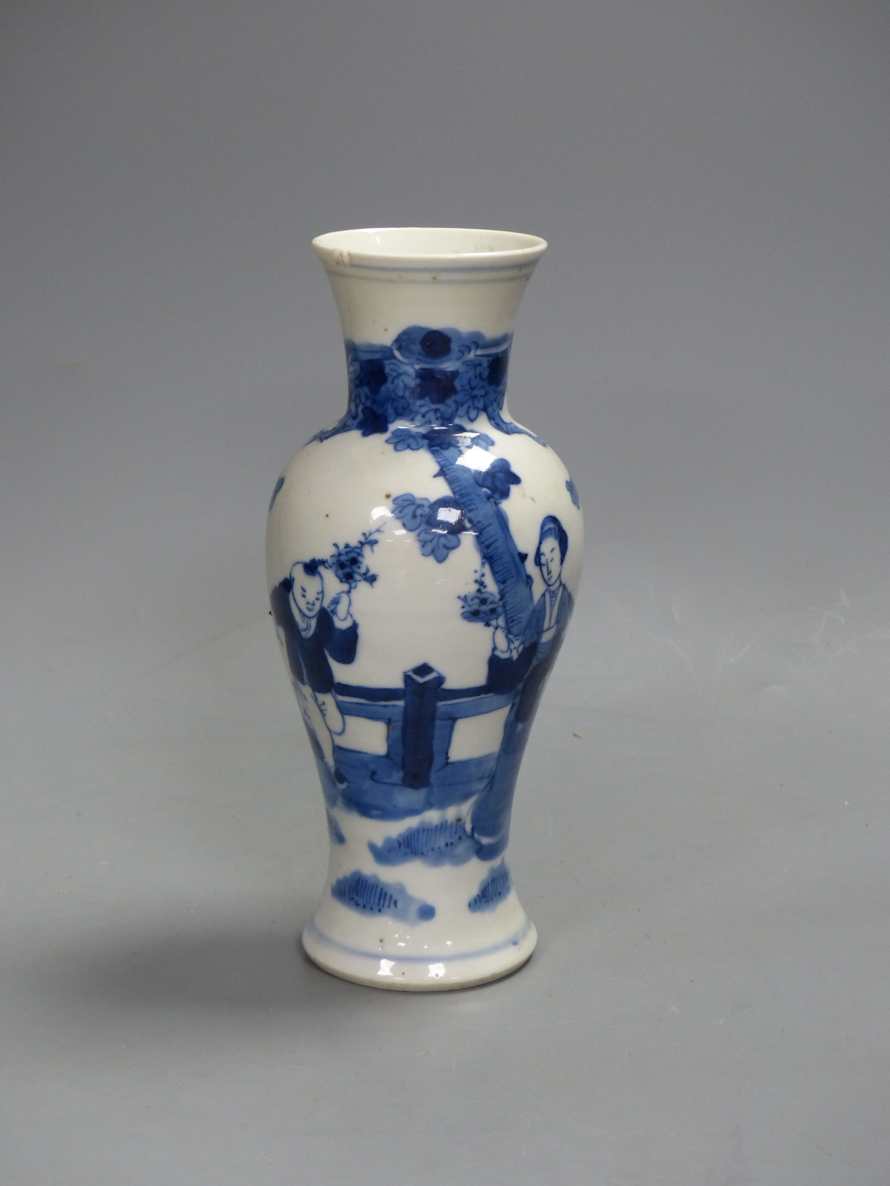 A 19th century Chinese blue and white vase, height 21cm